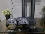 Игровая приставка Xbox One X 1TB + 2 геймпада