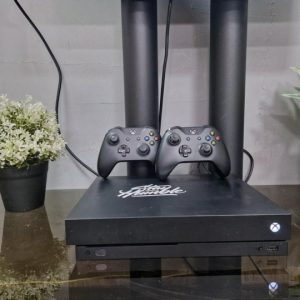 Игровая приставка Xbox One X 1Tb + 2 геймпада